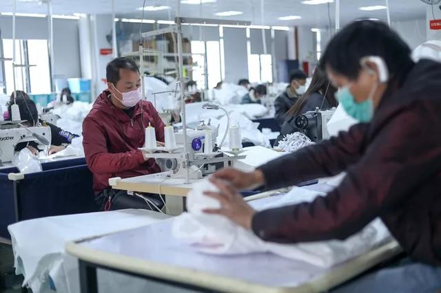 防護(hù)服緊缺？這家僅用了5天時(shí)間轉(zhuǎn)產(chǎn)防護(hù)服，日產(chǎn)量已達(dá)9000件